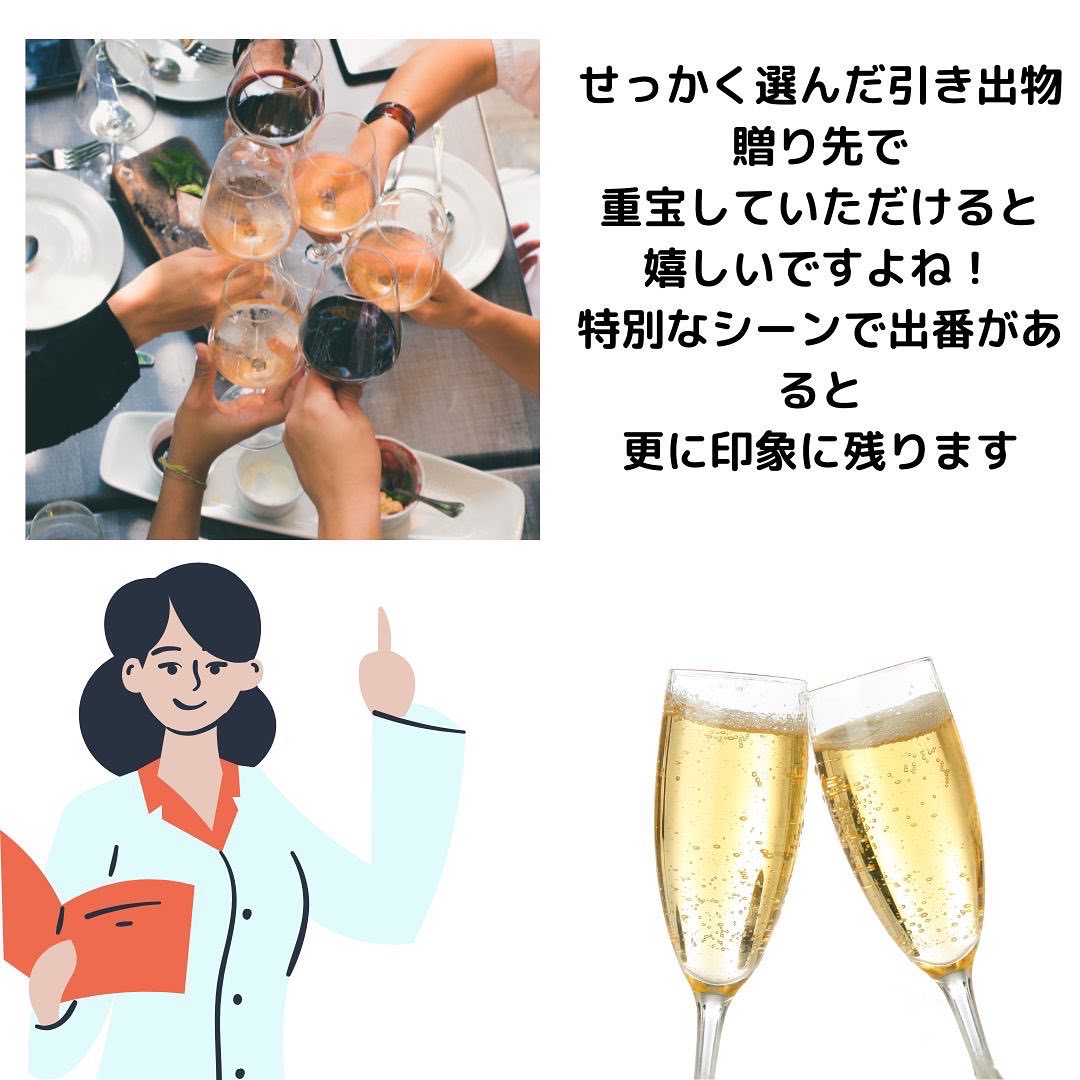 シャンパングラスを持ってみんなで乾杯している様子