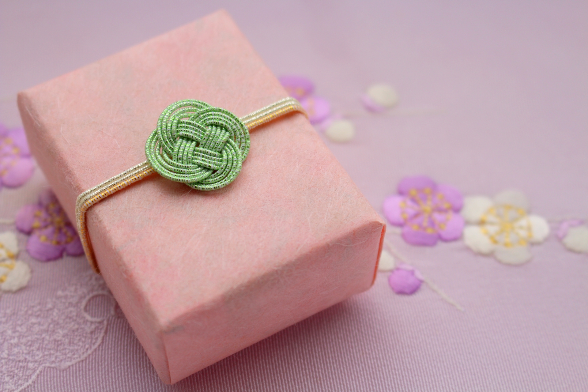 披露宴の引き出物を選ぶときの相場とマナーを知っておこう 引き出物宅配 送料無料 カタログギフトセットも人気 エンジェル宅配 披露宴の引き出物を選ぶときの相場とマナーを知っておこう 引き出物宅配 送料無料 カタログギフトセットも人気 エンジェル宅配